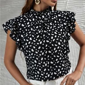 women’s black and‎ white blouse